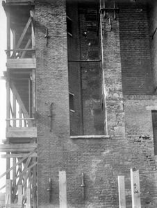 835515 Afbeelding van de zuidwestelijke hoekpijler, ter hoogte van de eerste galerij, van de Domtoren (Domplein) te ...